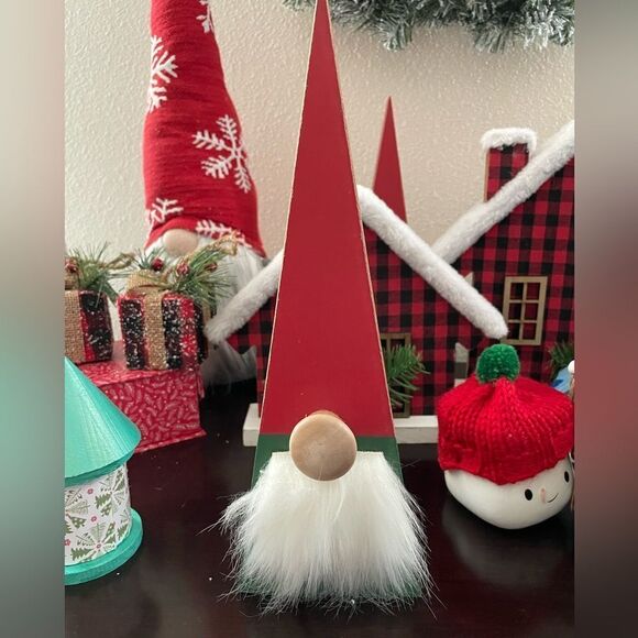404 - WOODEN TRIANGLE GNOME - Picture 1 of 2